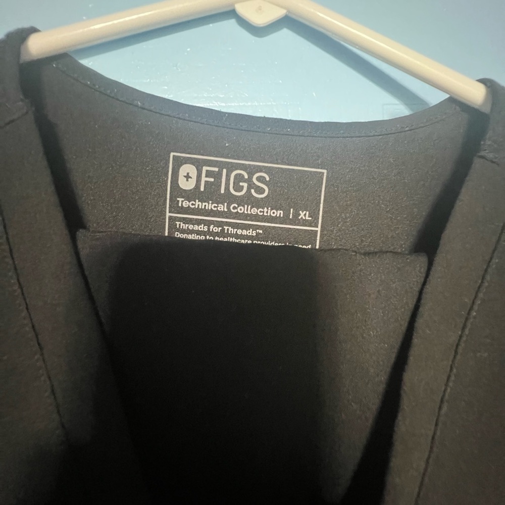 Figs scrubs, caterina one pocket top XL, Livingston bottoms XL, Black